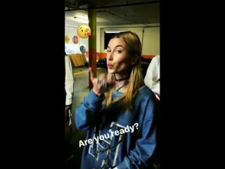 Hailey baldwin no backstage tommy hilfiger em venice beach, la