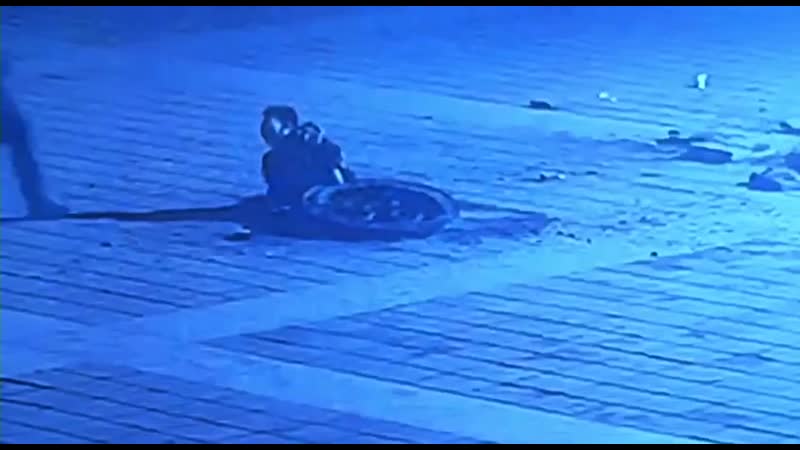 Молодые китаец из северного китая придумал хорошую идею и закинул петарду в канализацию