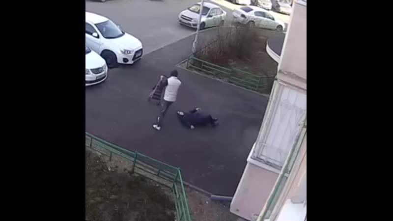 Вырвал тележку с едой, бабушка этого не перенесла