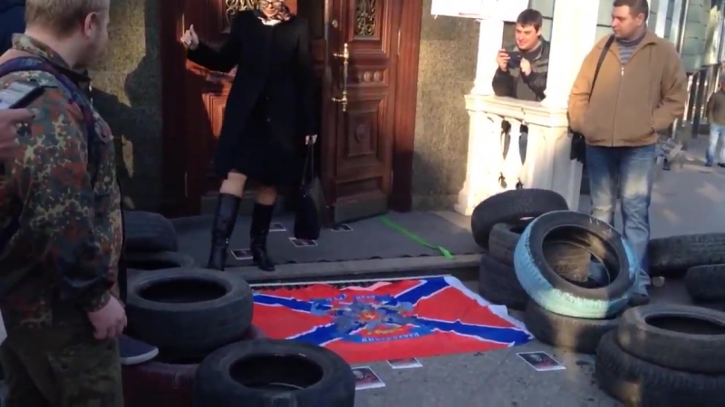 Одесса работники прокуратуры аккуратно обходят флаг говнороссии