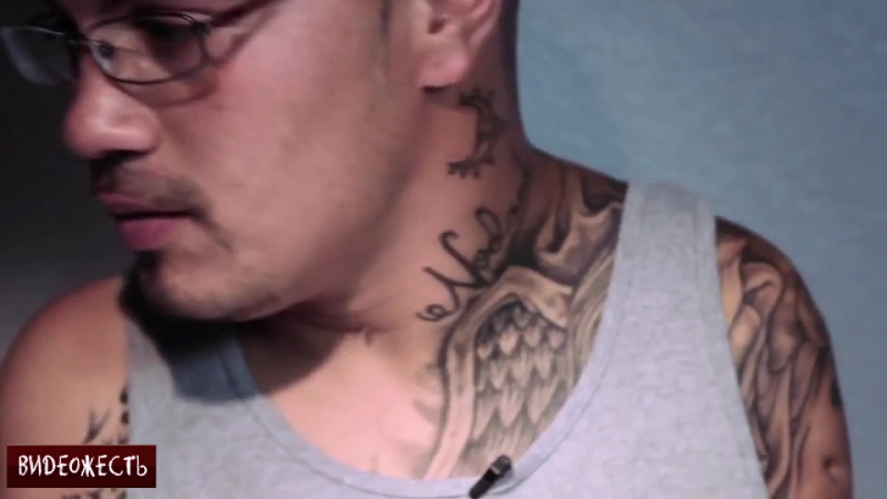 Тату мастер, работающий ногами © видеожесть