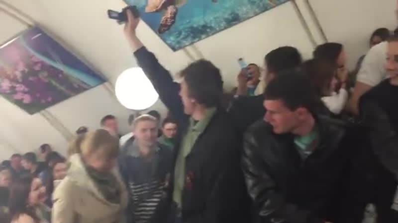 Люди хором спели «катюшу» в московском метро