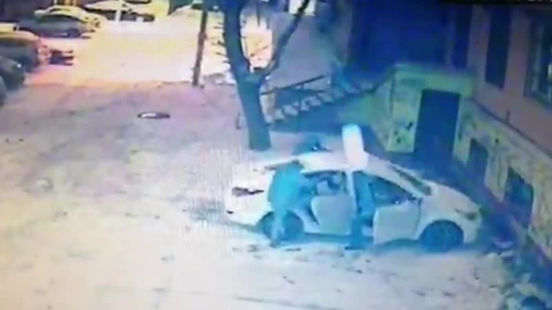 Пакуют труп в машину