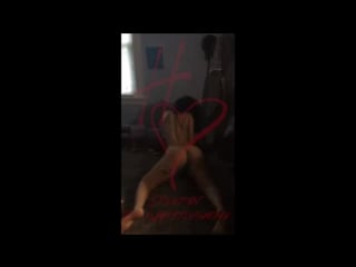 Две секси девочки танцуют дома в секси трусиках