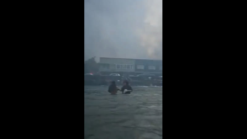 Гавайцы сидят в воде как гиппопотамы, а где легендарные пиндосные спасатели?