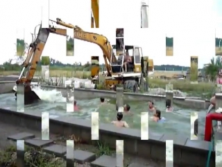 Развлечения с экскаватором в бассейне