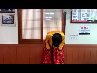 Kyuhyun in a hanbok sorry sorry version