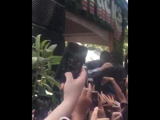 Billie saying goodbye to fans after doing an interview at @aclfestival in austin