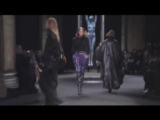 Gigi hadid walking for alberta ferretti fw18