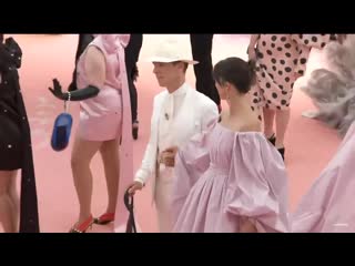 Sophie hunter and benedict cumberbatch looking absolutely amazing at the 2019 metgala