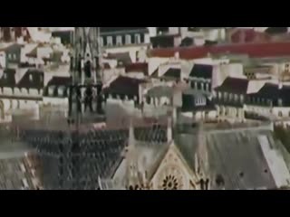 Oups 2 nouvelles vidéos montrent un individu déclenchant de vifs éclairs de lumière sur le toit de notre dame peu avant l’ince