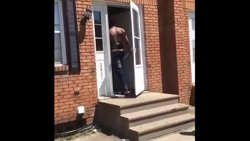 Сиджей зашел в дом что бы сохранится