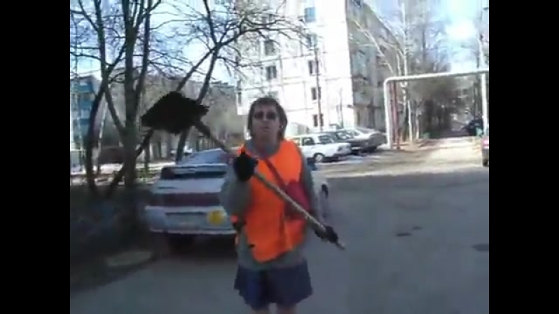 Фомин дворник из лобни владимир фомин кидается на славу байкера с лопатой