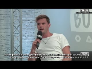 Rus(sub) jeremy irvine talks bulge enhancement for mamma mia! 2s tight fitting costumes
