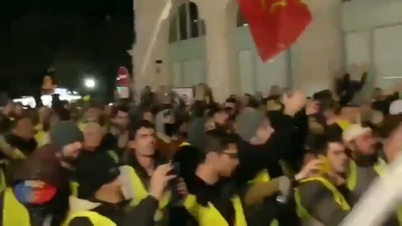 Полицейские снимают шлемы в знак солидарности с протестующими "жёлтыми жилетами"