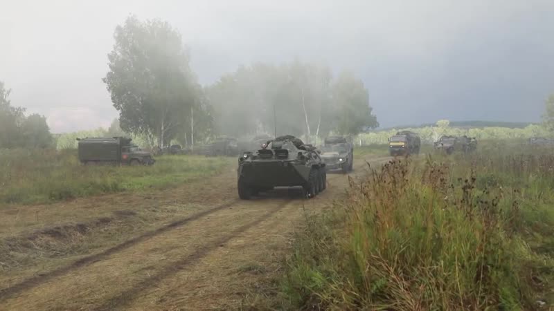 Военнослужащие перебросили технику под прикрытием вертолетов и дымовых завес на учениях армий цво