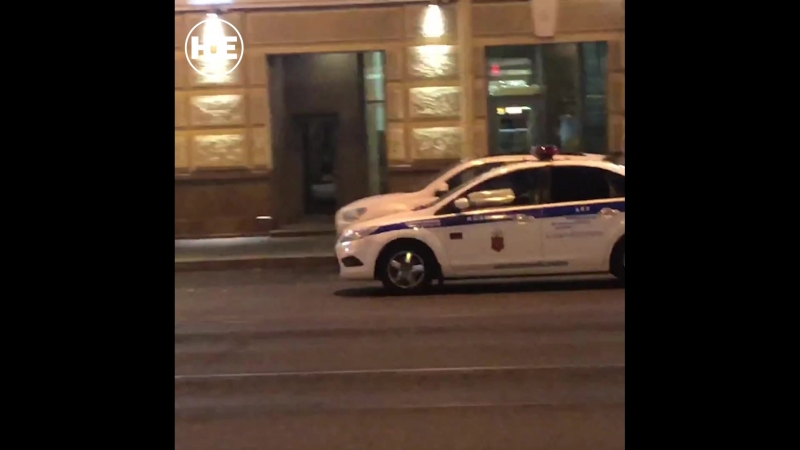 В питере патрульным пришлось толкать свою машину