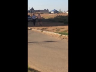 Убийца кидается на полицейских с ножом