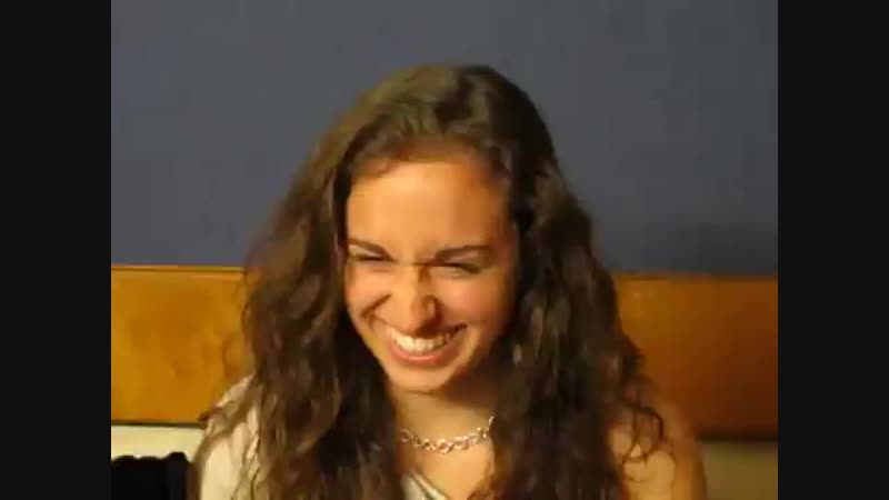 Девушка пародирует зверюшек