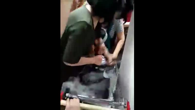 Толпа покупателей налетает на акционные сковородки в магните, смотрится жутковато