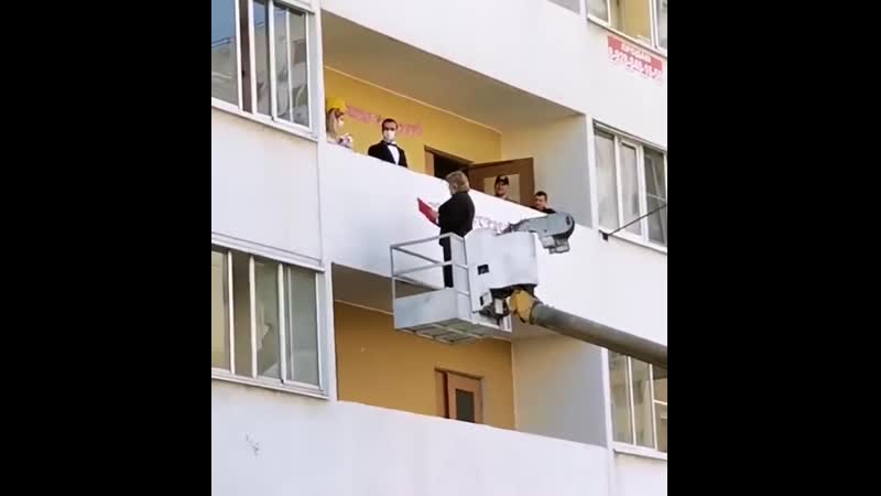 В краснодаре сотрудники загса проводят церемонию бракосочетания с помощью автокрана