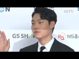 160325 ryu jun yeol at the 2016 korean cable tv awards red carpet