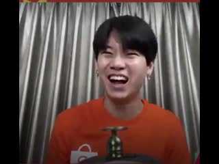 Ин играется с уточками🥺