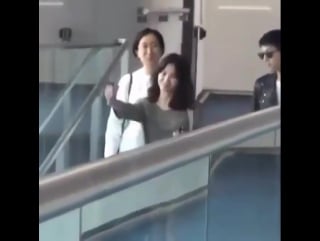 Joong ki vs hye kyo at incheon airport heading to hongkong