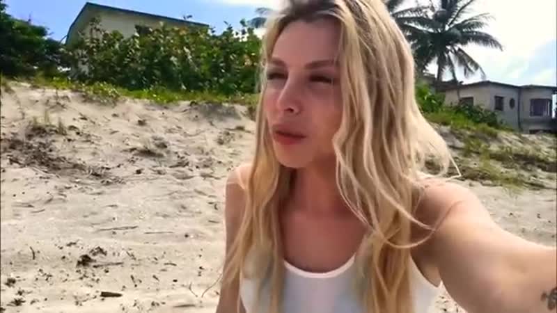 Транс богиня эрика отдыхает на кубе