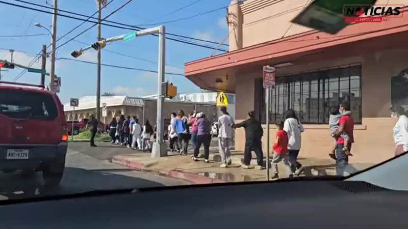 Хуан мендоса диас "мигранты, которые пересекли всю южную границу, лючая eagle pass, прибывают в нпо в ларедо городские чино