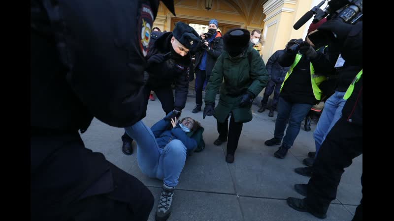 В санкт петербурге полиция жестоко задерживает девушек, мужчин и волочит их по земле