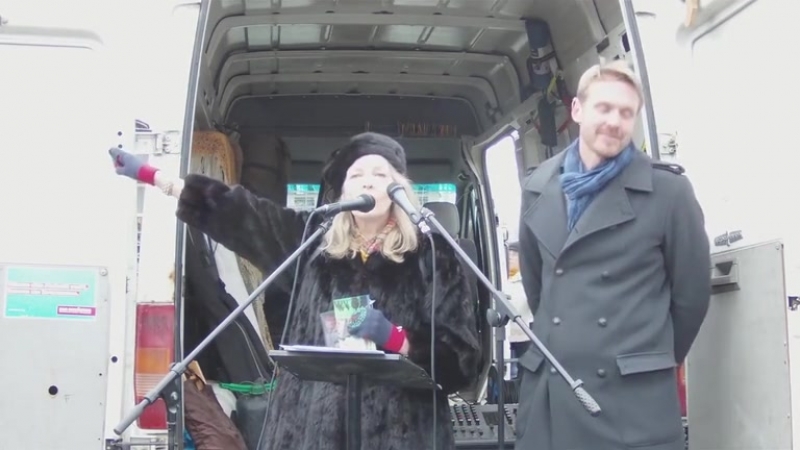 Lady michèle renouf auf der kundgebung am in dresden