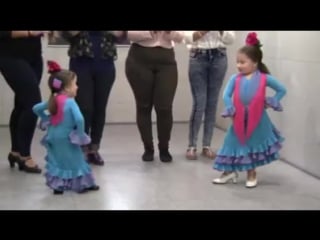 Ninas bailando sevillanas