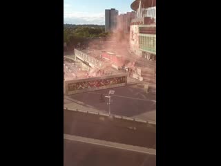 Anyone got any leads on why 50 people are chanting and letting off flares at the emirates not arsenal