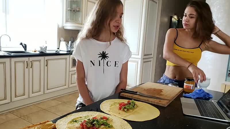 Классные сиськи стримерши миры, спалила соски / твои блогерши