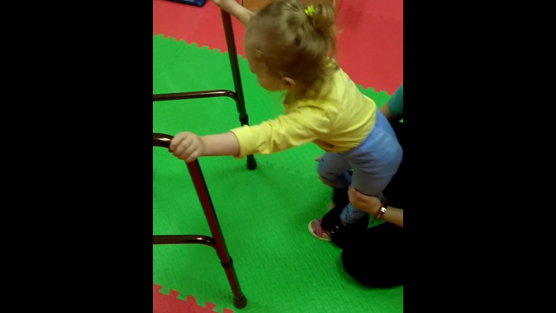 Лера пробует шагающие ходунки