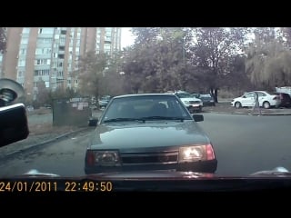 Автохам с битой и ножом, я бы переехал его а потом разбирался кто прав! (огого видео)