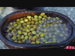 The wild jujube is ripe, it’s time to make some wild jujube cake老屋后的枣子熟了，正好做笼酸枣糕解解馋