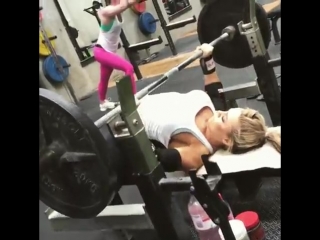 Жим красивой девочки стефани санзо