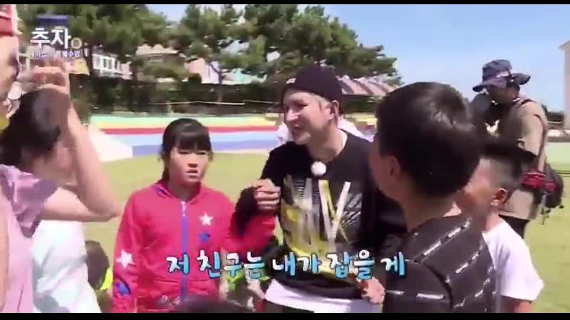 @junheessmile the way he’s holding their hands and crouching down to their level so they can hear him