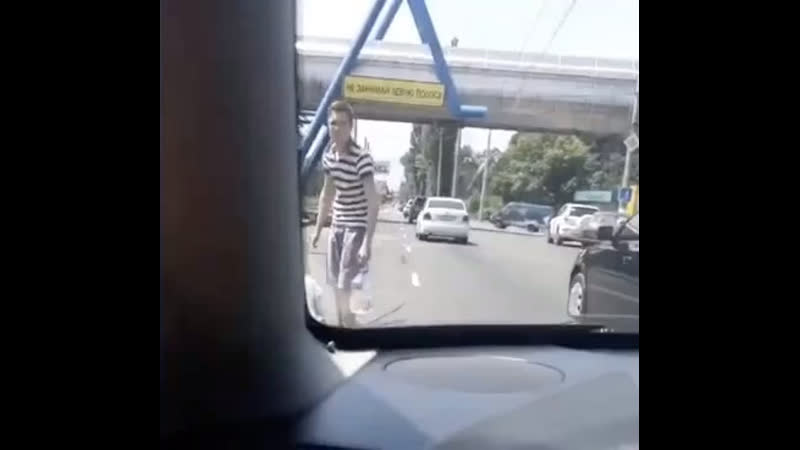 Мотоциклист сбил женщину