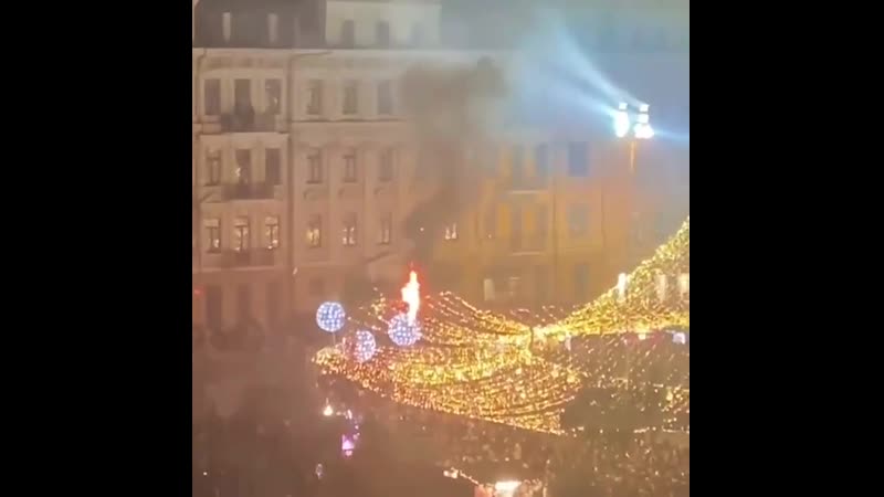 Во время торжественной церемонии открытия главной ёлки украины в киеве, загорелись декорации