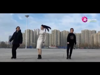 Chàng trai dừng hình với bước nhảy shuffle dance của cô gái xinh đẹp,