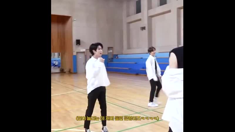 Jisung was trying to get his picture taken but minho kept passing through mp4