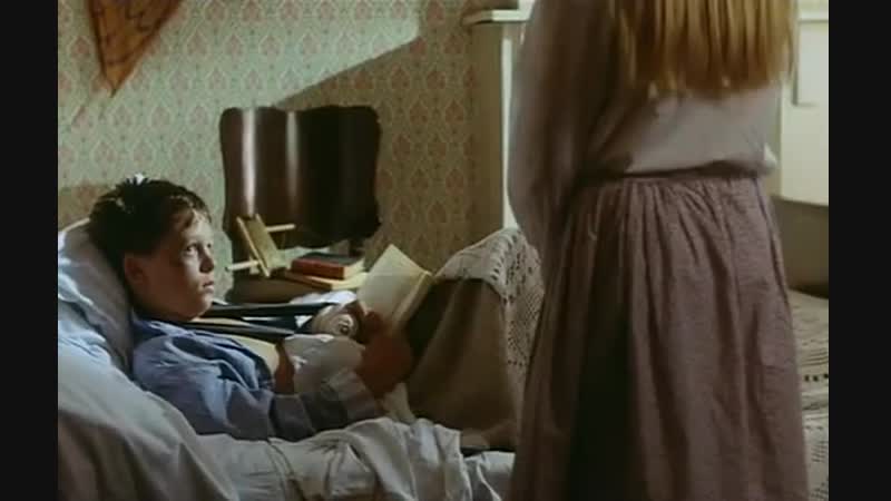 Сняла трусики и показала писю (сцены из художественных фильмов, показала под юбкой)