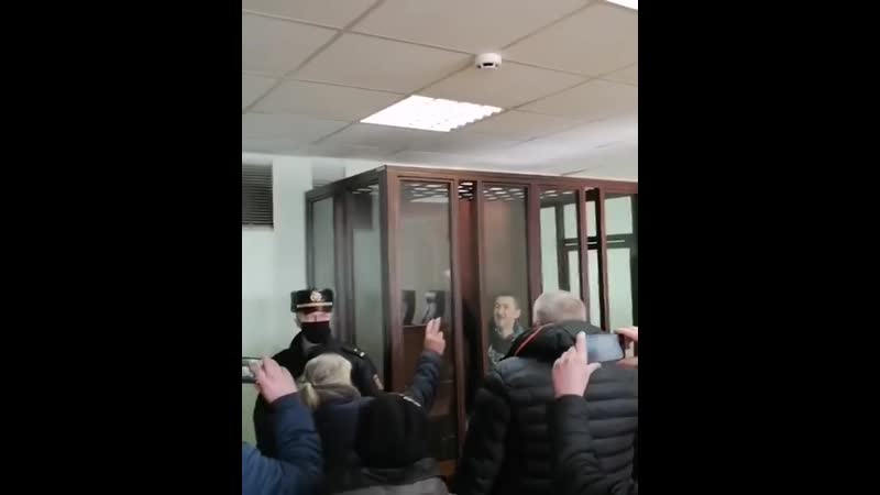 Люди негодуют от тараканьих судов