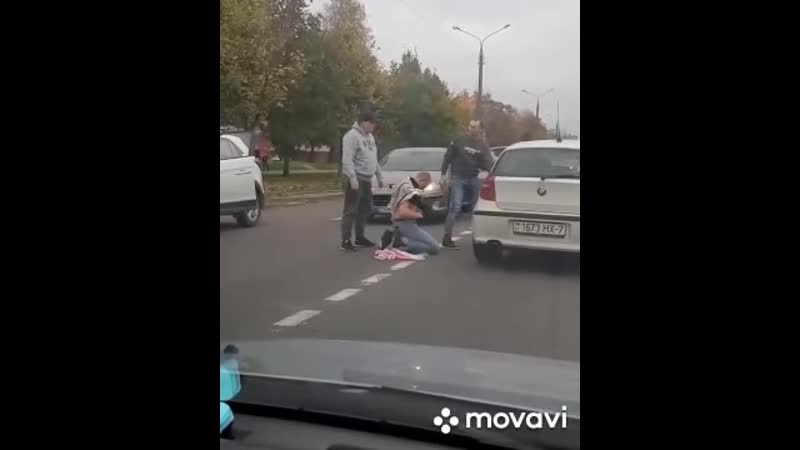 Драка в чижое автомобилист на " бмв " набросился на парня с флагом, а после уехал