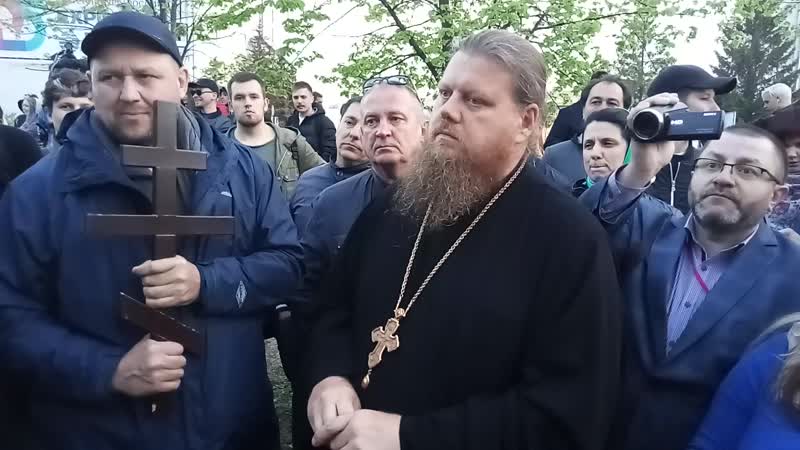Настоятель храма на крови вышел к защитникам сквера у драмтеатра