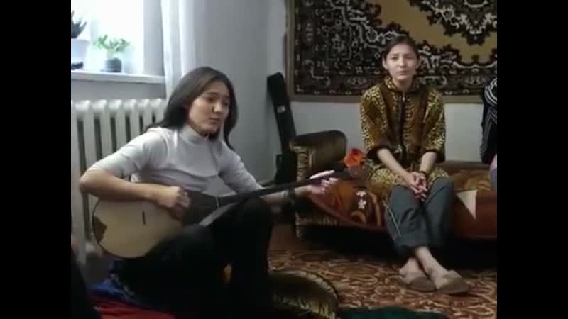 Казашки поют под домбру динара и анара