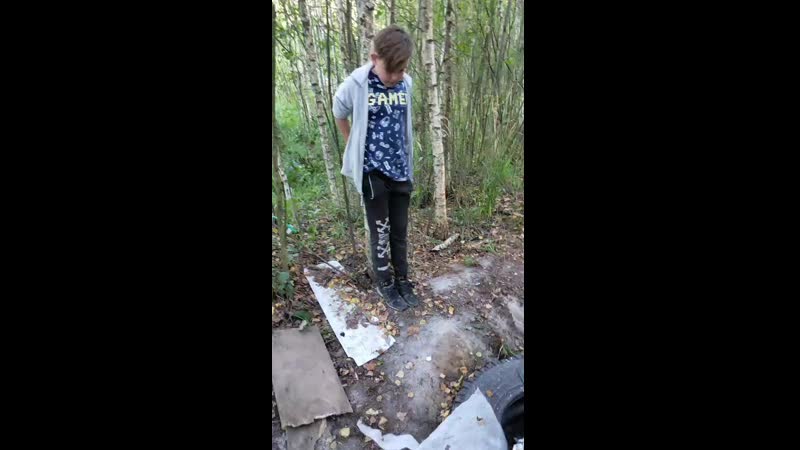 Маленького айса связали и молодые в лесу